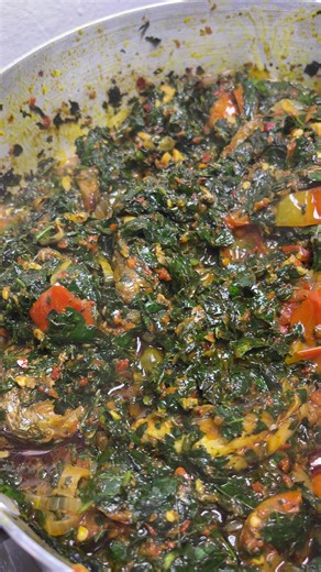 I know I promised to drop the full recipe video today but I just can’t get enough of this vegetable sauce, some might even call it vegetable soup 🍲 If I’m patronised a little I might drop the recipe😁 #vegetablesoup #whiterice #nigerianfood #aruobebicooks #sizzle