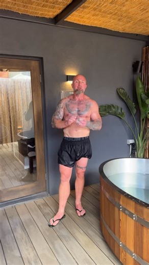 ⚠️ 458 days , 1 year 3 months later… we’re back in the recovery centre ⚠️ And the protocol hit DIFFERENT today. 🌡️ Thermotherapy (sauna) → heat-shock proteins online 🥵 Sweat = pressure release (body mind) ❤️ Cardiovascular boost, inflammation support, reset energy 🧊 Then we stacked the cold plunge. Maxi Josh were absolute GUNS — 3 to nearly 5 minutes like it was business as usual 😤 🕊️ Today wasn’t just “biohacking.” It was shedding old emotion, old charge, old toxic loops… and walking out l