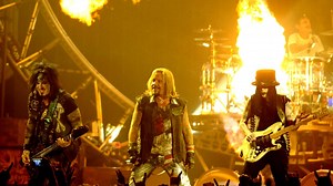 Huge rock star ‘splits from girlfriend’