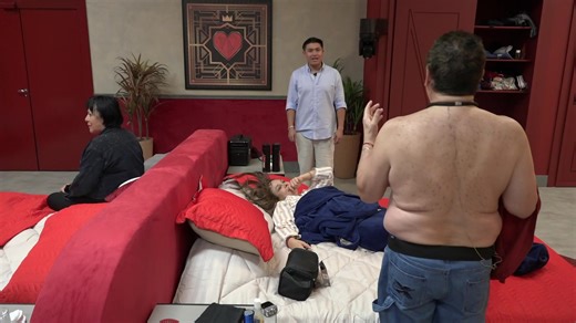 ¡Alina busca un héroe valiente en la pantalla!