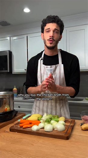 Homemade Chicken Broth 🐓🍜 Winter is coming, here’s a reminder on how easy is to make homemade broth. ☠️Not all the premade broths have harmful chemicals in them, get the habit of READING LABELS and question every ingredient you don’t know. Soon you’ll start recognizing them (the harmful ones) and you’ll be able to respect a little more your and your family’s health. 👨‍🍳 Feel free to change the recipe. Don’t add tomatoes or add more then I did. Add zucchini or large leafs veggies for a deeper