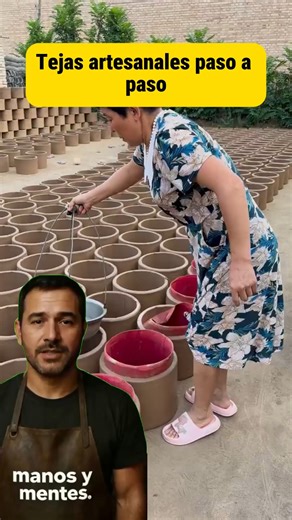 Descubre cómo se crean las tejas artesanales desde la arcilla hasta el horno. Aprende sobre este arte tradicional que combina paciencia, técnica y creatividad para techos duraderos y únicos. #tejas #artesanal #arquitectura #hechoamano #tradicion | Manos y Mentes | Facebook