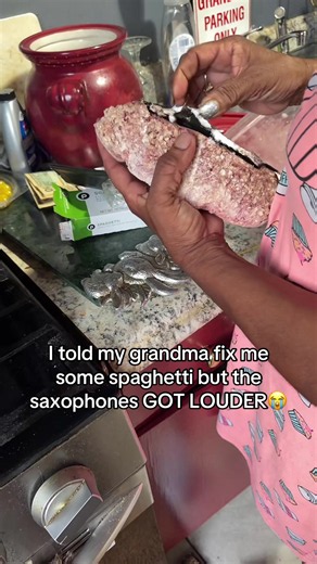 The beef was FROZE AS A ROCK 😭 she still fried it LMFAOO #fyp #saxophone #viral