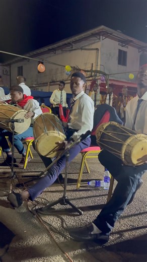 🥁🪘Le chigoma, une tradition de Mayotte, est une danse rythmée par le nguoma et le gabousi. Vous pouvez observer ici une maîtrise incroyable 🇾🇹 🙂‍↕️ Identifiez la personne que vous pensez être la meilleure. | Mayotte Presta Events