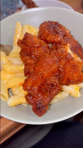Hot honey chicken w/ Mac n cheese ♥️