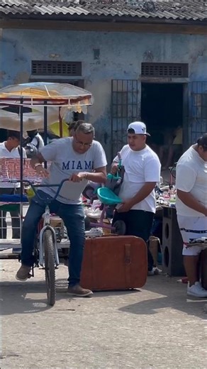 الشايب انصدم لان الجنطه ثقيله وكشفه 😱🤣🤣 #shorts