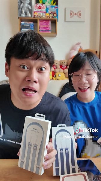 Chồng Vợ Hài Unbox Ốp Lưng Dây Đeo iPhone 17 Pro Max