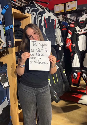 💌 Ta copine ne veut pas des fleurs pour la Saint Valentin… elle veut une combinaison racing ! Et ça tombe bien : pour l’occasion, profitez de -15% sur l’équipement pilote* jusqu’au 14 février chez @motoaxxechambery 😍 *Voir conditions en magasin. #motoaxxe #motoaxxechambery #saintvalentin #motos #sudestmotos