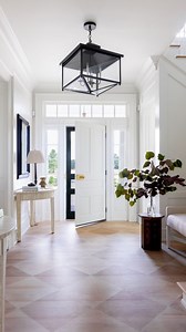 Southern Living on Instagram: "Home took on an entirely new meaning in 2020. As we started planning our 2021 Idea House, we imagined a comfortable, welcoming place for a family to live, work, and play. See how interior designer Sarah Bartholomew filled this Kentucky home with tried-and-true decorating ideas and visit the link in our profile for a room-by-room resource guide. #SLHomes 📷: @martaxperez; architect: @cbrandoningram; interior design: @sarahbartholomewdesign; builder: @artisansignatur