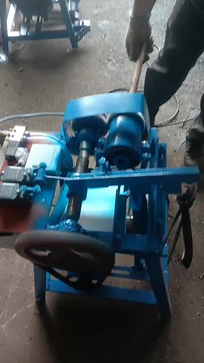 Italian Screw Machine: Semi Automatic Threading for Wood Handle Sticks