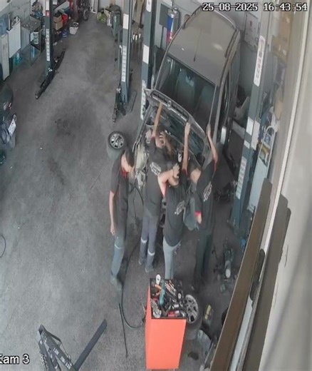 Five Mechanics Work Together to Disassemble Car Engine