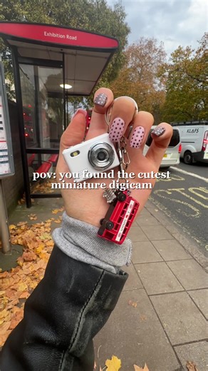 My days out in London with my new mini camera, my digi cam, my vlog cam. I took photos, recorded videos, in daylight, in London grey light, in dark alleyways of Waterloo. My fellow travellers in London were amazed by its small size. Who would have guessed that this camera would pack a punch of full size cameras from yester years. I was told that the camera CCD reader is standard that in many mainstream cameras it is the same CCD reader which is used. Leica cameras share the CCD reader with Samsu