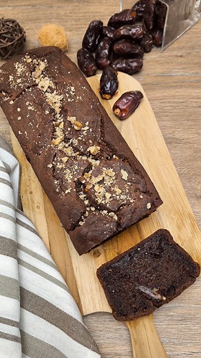 Vegan chocolate date cake This cake is vegan and has no sugar added. Sweetened with dates, it’s incredibly moist and soft. A quick and easy recipe made in one bowl! 2 cups of dates (300g) 1 cup of boiling water ¾ cup oil 1 cup water 2 cups flour 1 tsp baking powder ½ tsp baking soda 12 to 15 chopped dates First, soak the dates in hot water for 10 minutes or until soft. Mix with a mixer to get a smooth puree. Add the oil and the water. In a separate bowl, sift all the dry ingredients together and