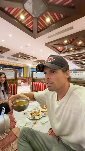 🇸🇦 Typical Saudi restaurant and typical Saudi food: Mandi and Mudbi! 😋🤤 Definitely loving this part of Saudi culture. Sitting on the ground and sharing plates of traditional Saudi food! It feels so uncomplicated, I really like this style. My friend @saraomar_travels took us to a local restaurant in Jeddah and had us try Mandi and Mudbi and showed us the traditional way to eat it. It is always best to experience local restaurants with a local because I would have no clue what to order. Also t