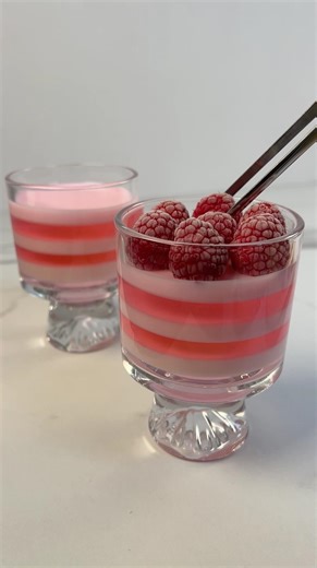let’s make layered raspberry jelly 🩷🩷🩷