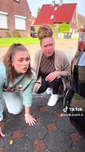 Shut up don’t laugh 🤣🤣🤣 #scarecam #scarepranks #fail #jumpscare #scary #scared #scaring #foryou #fypシ゚viral #funny #funnyvideos #scaringpeople #prank #funnymoments #hahaha😂 #hahaha