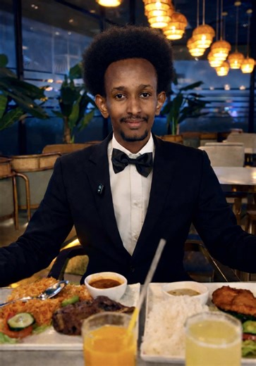 Waa Maxay Cuntada Ugu Qaalisan Iyo Cuntada Ugu Raqiisan Ay Maqaayada Waweyn Gadan? #FoodReview #Lifestyle #InfluencerDigitalMarketing #SomaliTikTok #Samale Cunta raqiis, cunta qaali, iyo cunta macanba waxad ka heleysa maqaxida @AKs.Restaurant Produced and Acted by Samale | Marketer Cameraman: @DeMaco™️