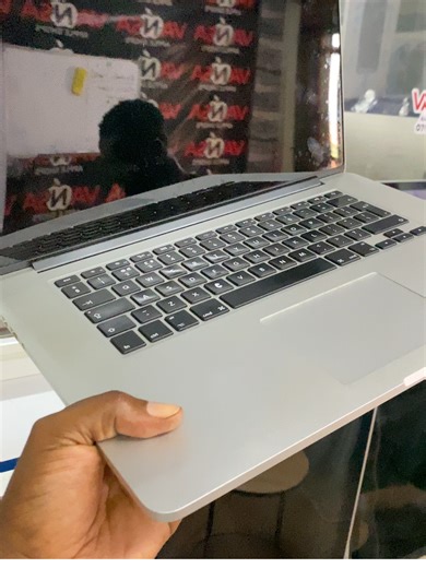 MacBook Pro 2015: Ideal for Graphics & DJ Mixes