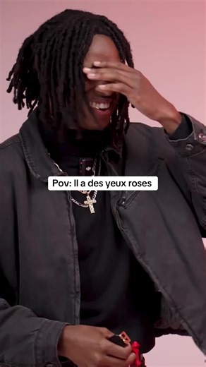 Yeux roses : le style unique de Papi Melv