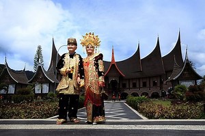 Daftar Nama-Nama Pakaian Adat dari 38 Provinsi di Indonesia - Bobo