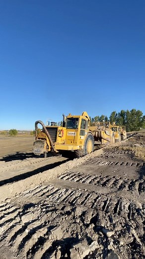 Earthmovers Media on Instagram: "Twin 657E scrapers working in push-pull formation to scoop up 88yards of earth with a combined 1900hp — Using a hydraulically lowered hitch on the front and push blocks, scrapers help one another load material by pushing or pulling. As one scrapers fills its bowl, the other pushes from the rear or pulls from the front — When it comes to moving a lot of dirt in a hurry, Cat 657’s are without a doubt the earthmoving tool of choice"
