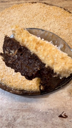 Matracet on Instagram: "🍫🥥 Bounty-inspirerad kladdkaka med dulce de leche & kokos Klibbig. Söt. Lite för god. Sista stoppet på restveckan. Ingredienser Kladdkaka • 200 g smör • 100 g mörk choklad • 4 ägg (rumstempererade) • 2,5 dl strösocker • 1 dl farinsocker • 2,5 dl vetemjöl • 0,5 dl kakao • 0,5 tsk salt Till formen • Smör + riven kokos Topping • 200 g riven kokos • 1 burk dulce de leche (ca 400 g) • 3 dl lättvispad grädde (till servering) ⸻ Gör så här 1. Sätt ugnen på 175°C (160°C varmluft