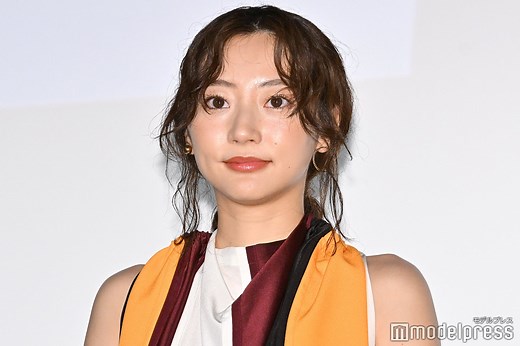 武田玲奈、ミニ丈×黒タイツで美脚透ける - モデルプレス