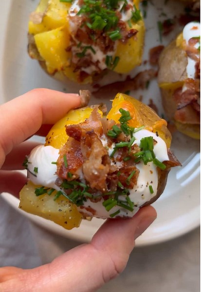 Sprøde bagte kartofler med bacon og cheddar