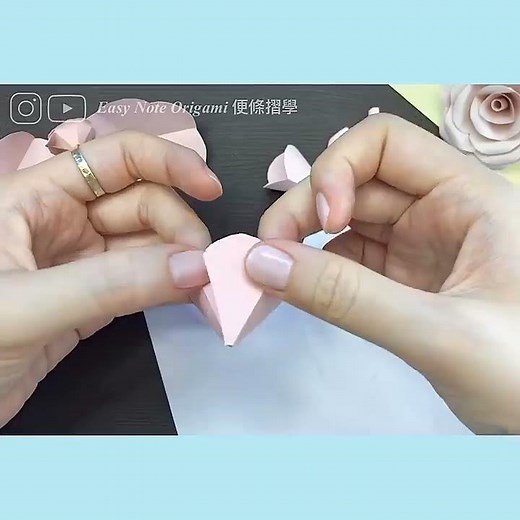 【一分鐘DIY】手作紙玫瑰🌹（慢速詳細版請點上方 ▶️相關影片 觀看!）｜玫瑰花折法｜摺紙花製作｜教師節手作小物 Paper Rose｜Paper Flower DIY｜バラ 折り紙
