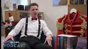 🎪 Die große Kunst der Zirkusartisten präsentiert in unserem brandneuen Vodcast Dimitri Würschl, der Zirkusdirektor des Circus Dimitri. ✨ "Irgendwann wenn ich groß bin, werde ich Zirkusdirektor", wusste Dimitri Würschl schon sehr früh. 🤹‍♀️ Clownerie, Jounglage, Zauberei und Akrobatik sind nur wenige Qualitäten, die ein Zirkus bieten soll. Zurkusdirektor Dimitri gibt Einblicke in strukturelle Abläufe, Hoppalas und seine ganz große Liebe zum Zirkus. Circus Dimitri das ist eine 🤩 kleine nostalgi