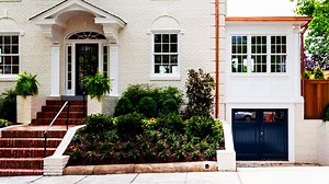 ¿Deberías pintar el portón del garaje y la puerta de entrada del mismo color?