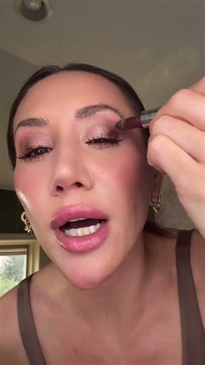 Easy eyeshadow tutorial Clinique #easyeyeshadow #makeuphacks #beautyfinds #TikTokshoprestock