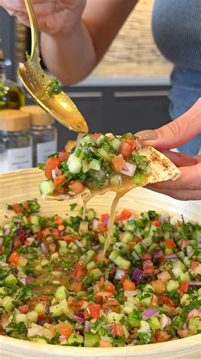 Nancy Karim on Instagram: "Comenta MANDOLINA y te envío el enlace a tu dm🔗 Ensalada shirazi🥒 English👇 Ingredientes: - 5 Pepinos pequeños - 3 Tomates - 1/2 Cebolla morada - 1/4tz Perejil - 1/4tz Menta - 2 Limónes - 1/4cda Sal - 1cdta Pimienta - Aceite de oliva - Pan pita tostado Disfruta!✨ . . . Comment MANDOLINA and you’ll receive the link in your dm🔗 Shirazi Salad🥒 Ingredients: - 5 small cucumbers - 3 tomatoes - 1/2 purple onion - 1/4 tsp parsley - 1/4 tsp mint - 2 lemons - 1/4 tsp salt -