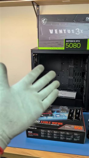 Komputer z RTX 5080 w obudowie ARX 700 AIR 🔥😎 Daj znać w komentarzu co sądzisz o tym zestawie!☺️ Pełna specyfikacja: 📌Procesor: Ryzen 9800X3D 📌Chłodzenie procesora: Arctic Freezer III PRO 360 📌Pamięć RAM: Kingston 2x32GB 📌Płyta główna: Gigabyte B850 EAGLE WIFI6E 📌Dysk: WD BLACK SN850X 2TB 📌Karta Graficzna: RTX 5080 📌Zasilacz: Supremo FM6 1000W 📌Obudowa: ENDORFY ARX 700 AIR ZAINTERESOWANY ZAKUPEM? dreamsetup.pl 🫡 W cenie: ✅Montaż ✅Aktualizacja BIOSU ✅Konfiguracja XMP/EXPO Pamięci RAM ✅