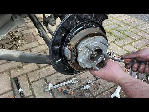 Handbrake/Parking brake shoe refitting - Land Rover Freelander 2 / LR2