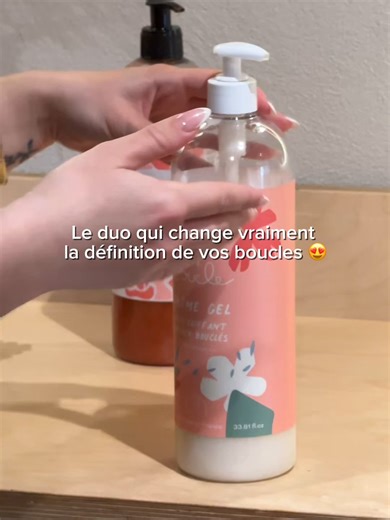 Le secret pour des boucles définies… sans multiplier les produits 🌸 Si vos boucles gonflent ou manquent de tenue… On est là pour vous guider : tout repose sur la bonne combinaison la bonne technique ✨ Une Crème Gel pour gainer et hydrater, une Brosse Stylisante pour structurer sans casser… et vos boucles prennent enfin forme 🥰 En ce moment -10% sur notre Duo Stylisant sur notre site labelleboucle.fr 💛 #labelleboucle #cheveuxbouclés #CurlyHair #hairtok #brossecheveuxbouclés