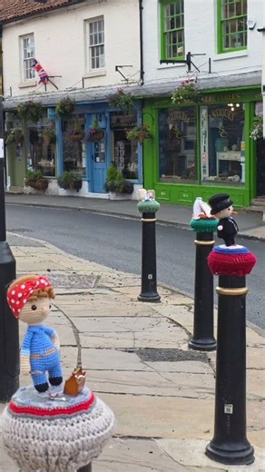 🇬🇧 Pickering is all dressed up for the 1940s! 🇬🇧 If you love a bit of nostalgia, you have to visit Pickering 1940s Weekend running from 10th–12th October! The whole town transforms — there’s live music, vintage outfits, military vehicles, re-enactments and so much atmosphere. I'm really looking forward to it ☺️ It's running in conjunction with events at the fabulous Eden Camp Museum too! Be sure to pop into my firm favourite Beck Isle Museum, Pickering, where you’ll find: 🎖️ 1940s Costume E