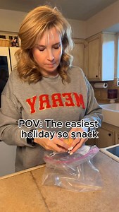 Homemade candied pecans without dirtying every dish 🥜✨ Everything goes straight into a bag, you shake it up, dump it on parchment, and the oven does the rest. No bowls. No sticky mess. No sink full of dishes. If you love easy holiday recipes, low-mess baking, and simple homemade snacks that don’t require cleanup gymnastics, this candied pecan method is a game changer. Perfect for Christmas treats, homemade food gifts, salad toppers, charcuterie boards, or just snacking by the handful. Clean-up 