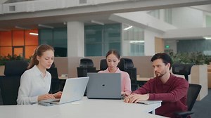 男女3人でノートパソコンを使い画面を閉じてうなだれる（スローモーション）の動画｜無料の動画素材サイト「動画AC」