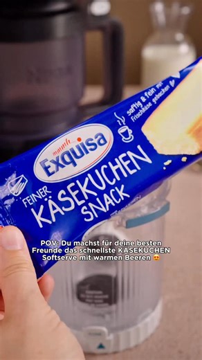 🍰🍦 REZEPT: „Blitz KÄSEKUCHEN Eis mit warmen Beeren“ •2 Exquisa Käsekuchen Snacks •240 ml Milch •1 TL gemahlene Vanille •50 g Zucker •1/2 TL Guarkernmehl 🫐🍓 Für die Sauce: •300g TK Beeren •30g Zucker 🍦ZUBEREITUNG 1️⃣ Käsekuchen Snack in den Swirl-Becher krümeln, mit Milch aufgießen, Vanille, Zucker und Guakernmehl zugeben und gut mischen. Mind. 24 Stunden einfrieren. 2️⃣ Am nächsten Tag in einem kleinen Topf die TK Beeren mit Zucker aufkochen lassen und bis zur gewünschten Konsistenz köcheln
