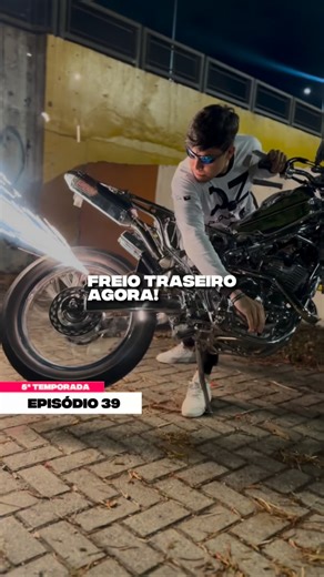 Diego Zeni on Instagram: "Episódio 39: Freio traseiro hidráulico ☠️ No episódio de hoje a montagem foi do sistema de freio traseiro, cilindro mestre, pinça de freio e reservatório do fluido, do nosso projeto na moto é a Sahara 300 que já demos o nome de Glamourosa. Cena do episódio da 4ª temporada que foi a CG, na qual é freio traseiro mecânico, e não hidráulico. Um desafio a vocês, como testar esse freio sem por o fluido, alguém sabe? Um salve para o @renatoferreira975 que não perde um episódio