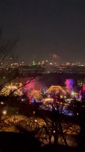 Wannda Circus on Instagram: "Wir sagen danke für diese großartige Silvesternacht und wünschen euch allen ein zauberhaftes neues Jahr. Jetzt packen wir erstmal unsere Koffer und Zelte, um im Frühjahr in neuem Glanz unsere Manege für euch zu öffnen ✨ Ehrlich gesagt zählen wir schon jetzt die Tage, bis wir ab Mai mit euch in die Open Air Saison tanzen. Die Daten dazu flüstern wir euch hier schon sehr bald zu... 🤫 Viel Liebe, eure Wanndas 🫶 📸 @emy_on_mars #wanndacircus #wanndacircusopenair #wennn
