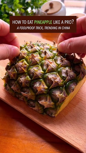 How to eat pineapple like a pro? A foolproof trick in China, do you want to try? #fruit #lifehack #pineapple #chinesefood #recipe #tiktokfood