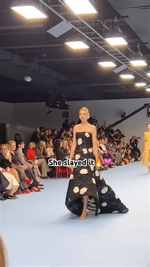 Caroline Trentini for Carolina Herrera Was Flawless🔥👠 #shorts #fashion #supermodel #runway