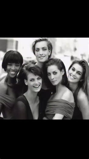 90smodels on Instagram: "Outtakes from the iconic Peter Lindbergh photoshoot for British Vogue January 1990 with Naomi Campbell, Linda Evangelista, 🕊️ Tatjana Patitz, Christy Turlington and Cindy Crawford."