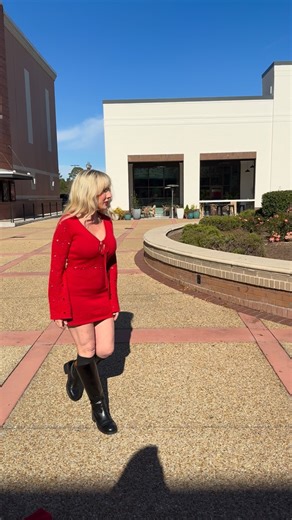 Lorelei Finds on Instagram: "Meeting the people that follow me out irl is one of the best feelings. I always love hearing about how they found me or what some of my favorite content is of theirs."