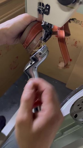 Shoes making process. Shoes inside sewing machine.#liangjiang machine#zapato maquina#sewing machine https://www.liang-jiang.com