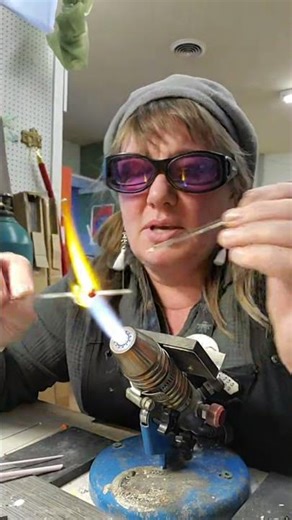 Live highlight- Two O'clock (MST) Torch Time with J9! Most days! #beadmaker #glassart