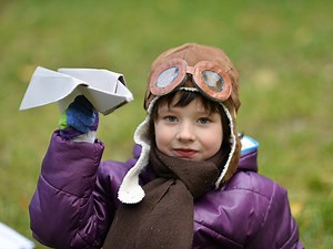 Papírrepülő hajtogatás lépésről lépésre: 4 repülőtípus, amit papírból hajtogathatsz - Nagyszülők Lapja