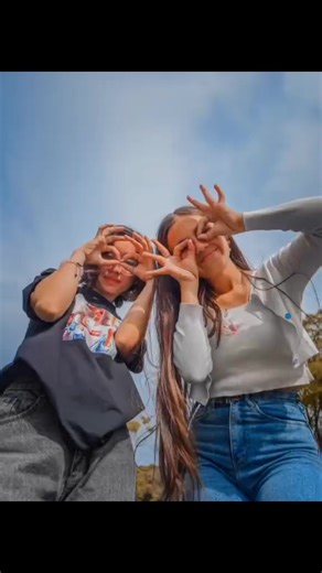 Best Friend Poses Ideas and Inspiration